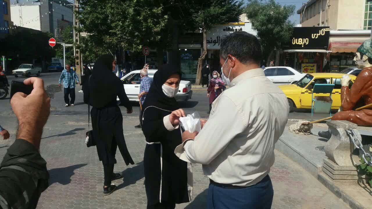 توزیع ماسک رایگان به همت خبرنگاران ملایری