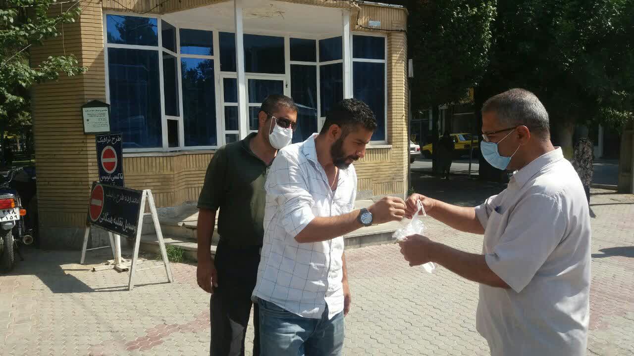 توزیع ماسک رایگان به همت خبرنگاران ملایری