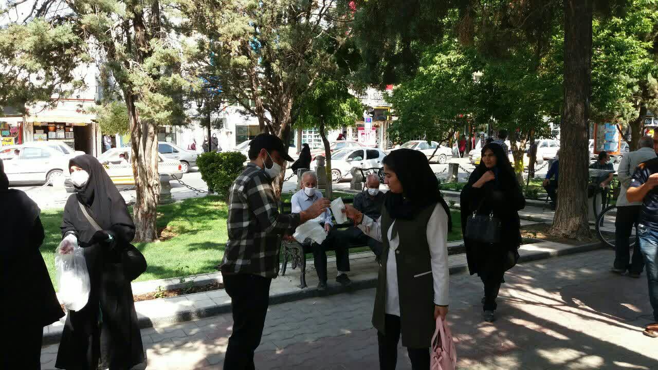 توزیع ماسک رایگان به همت خبرنگاران ملایری