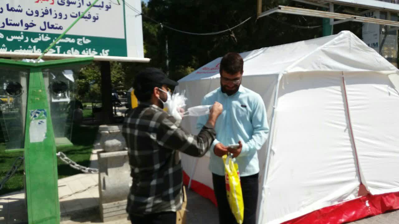 توزیع ماسک رایگان به همت خبرنگاران ملایری