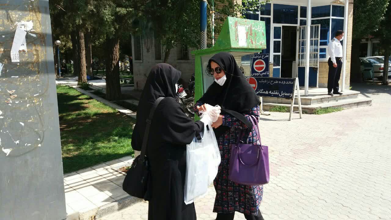 توزیع ماسک رایگان به همت خبرنگاران ملایری