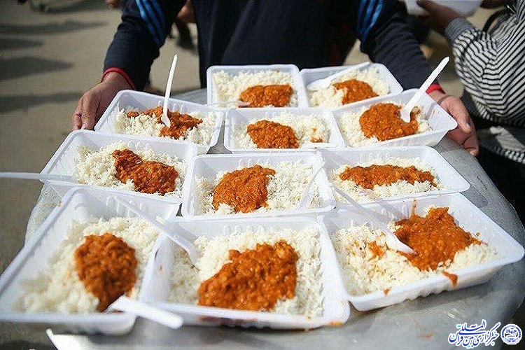 طبخ و توزیع 6 هزار پرس غذای نذری بین خانواده&zwnj;های نیازمند بجنوردی