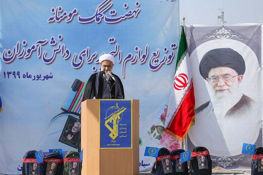 نهضت کمک مومنانه و توزیع لوازم التحریر بین دانش‌آموزان نیازمند قزوینی