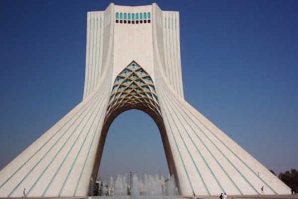 نمایشگاه تجسمی «صلح و دوستی» در برج آزادی