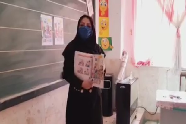 معلم دامغانی از انگیزه بازگرداندن تصویر حذف شده قرآن به کتب درسی میگوید معلم دامغانی از انگیزه بازگرداندن تصویر حذف شده قرآن به کتب درسی میگوید