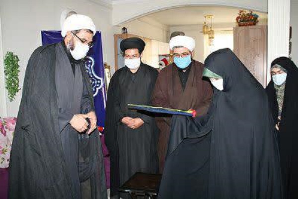 دیدار امام جمعه همدان با خانواده شهید مدافع حرم &laquo;مجید صانعی&raquo;