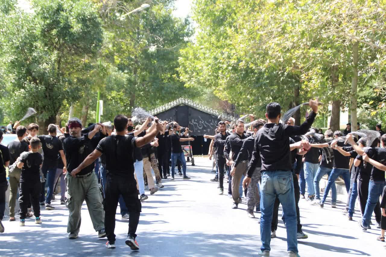اقامه نماز ظهر عاشورا در مصلی ملایر اقامه نماز ظهر عاشورا در مصلی ملایر