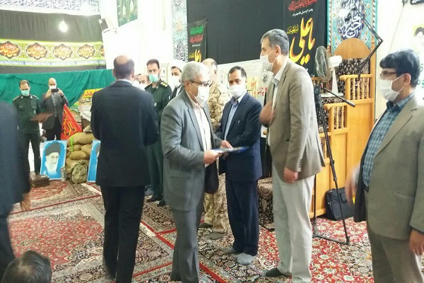 ادای احترام فرماندار ملایر به کادر درمانی و ایثارگران دفاع مقدس