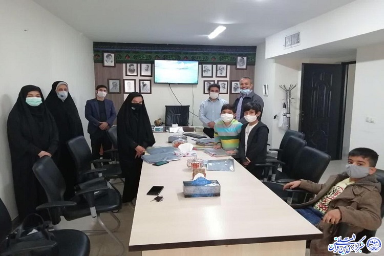 نوجوانان مسجدی پای مستند همکلاسی هایشان نشستند