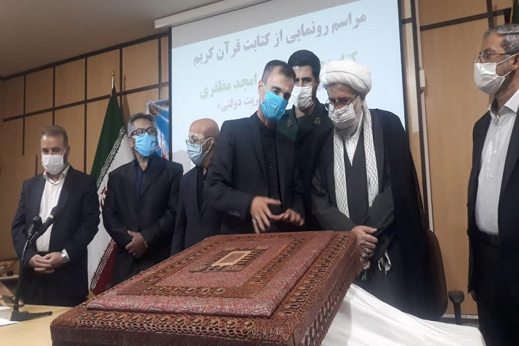اهدای قرآن کتابت شده دانشجوی همدانی به سردار سلامی