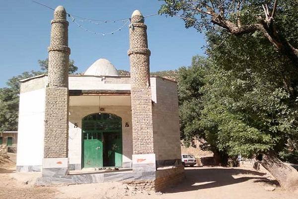 احداث دیوار حائل امامزاده داوود(ع) الیگودرز