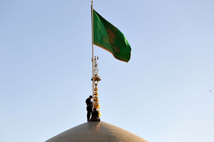 پرچم سبز رضوی بر فراز گنبد امام رضا(ع) به اهتزاز درآمد