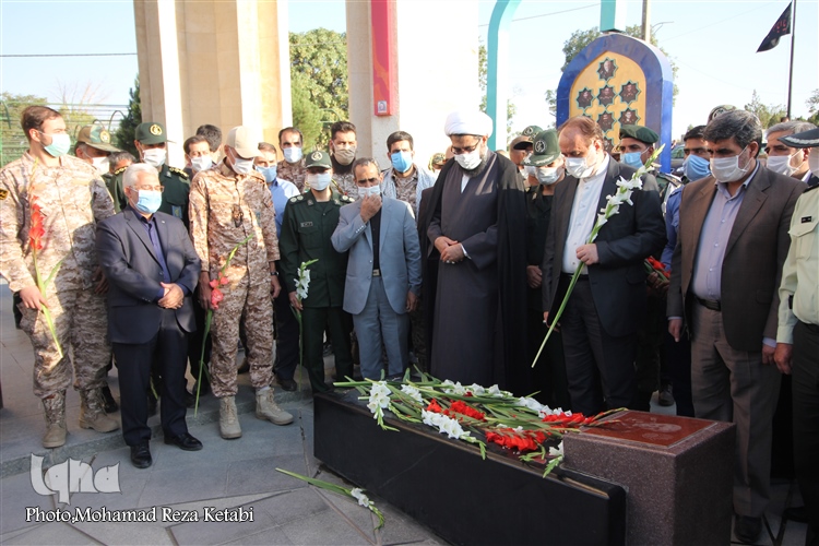 عکس| مراسم غبارروبی از مزار شهدا در باغ بهشت همدان