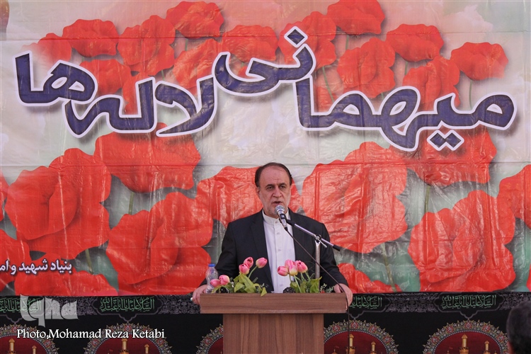 عکس| مراسم غبارروبی از مزار شهدا در باغ بهشت همدان