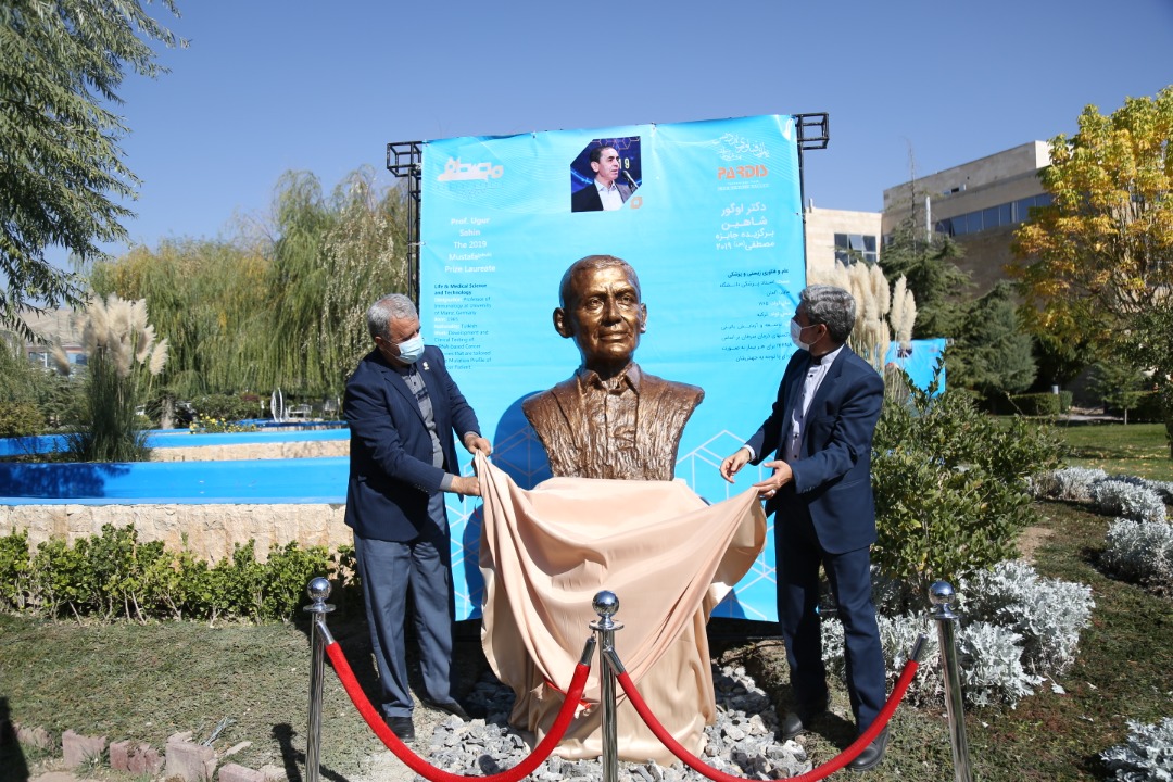 رونمایی از سردیس پنج برگزیده جایزه مصطفی(ص)