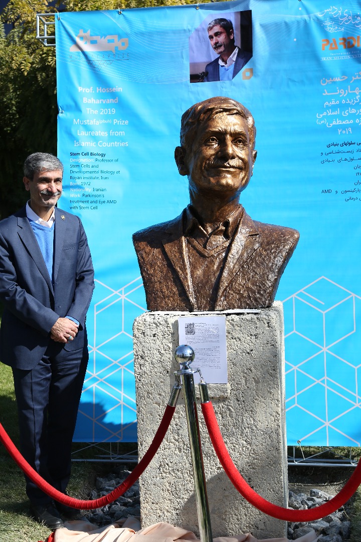 رونمایی از سردیس پنج برگزیده جایزه مصطفی(ص)