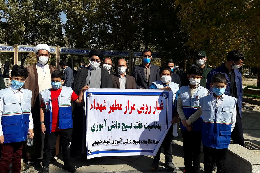 غبارروبی مزار شهدای دانش&zwnj;آموز اسدآباد