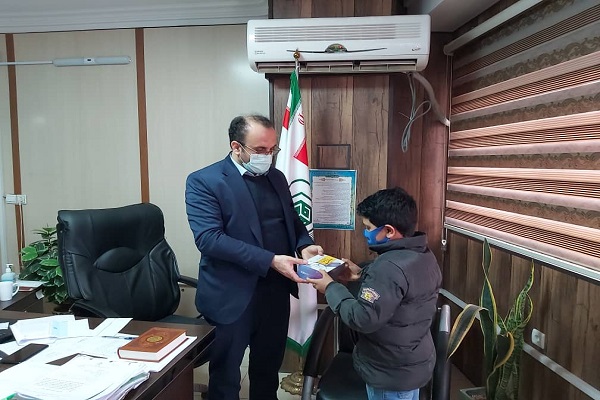 اهدای ۳۵ تبلت دانش&zwnj;آموزی از محل موقوفات در قائمشهر