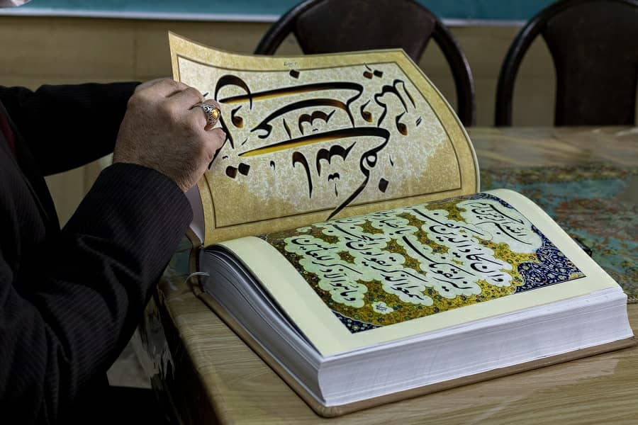 قرآن اهدایی به خانواده سردار دلها؛ مهمان ایکنای همدان/ کتابتی که پس از شهادت سردار قرآنی شد
