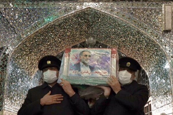پیکر شهید فخریزاده در حرم حضرت معصومه (س) طواف داده میشود پیکر شهید فخریزاده در حرم حضرت معصومه (س) طواف داده میشود