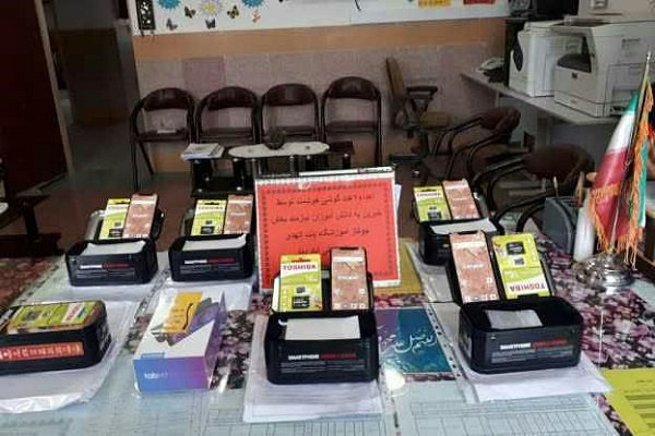 اهدای 7 دستگاه گوشی هوشمند به دانش&zwnj;آموزان نیازمند روستای علی&zwnj;آباد