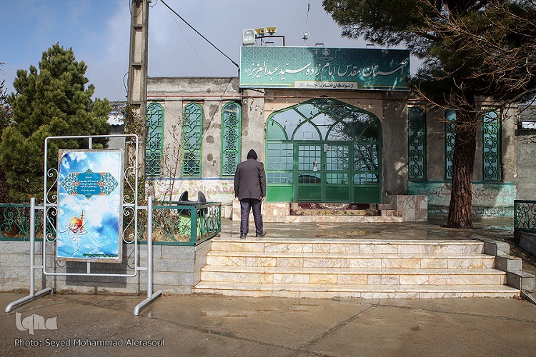 دهسرخ، میزبان امامزاده سیدعبدالعزیز(ع)