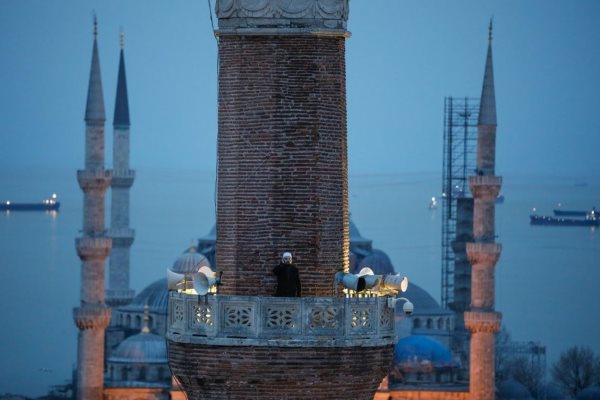 طنین‌انداز شدن اولین اذان ماه رمضان پس از ۸۶ سال در مسجد ایاصوفیه