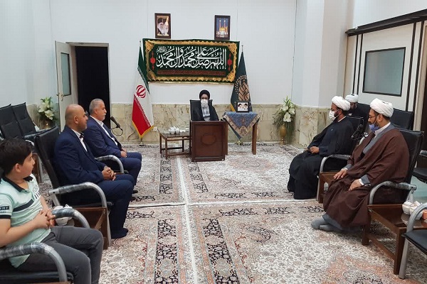 نشان خادمی حرم حضرت معصومه(س) به مدیران مدینه الزائرین حرم امام حسین(ع) اهدا شد