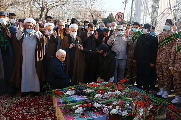 اقامه نماز دبیر کل بنیاد بین المللی غدیر بر پیکر مطهر شهدای گمنام