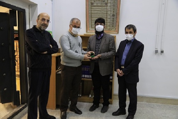 قطعه سنگ اهدایی از مضجع امام رضا(ع) به موزه دانشگاه اصفهان