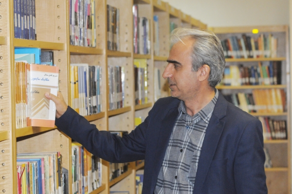 منوچهر ده بزرگی رئیس کتابخانه مرکزی دانشگاه ارومیه
