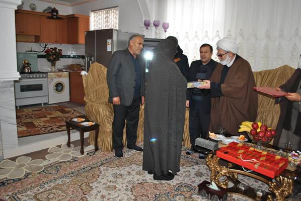 ادای احترام دانشگاهیان پیام‌نور اردبیل به مادر شهید «مهدی مرادی» + عکس