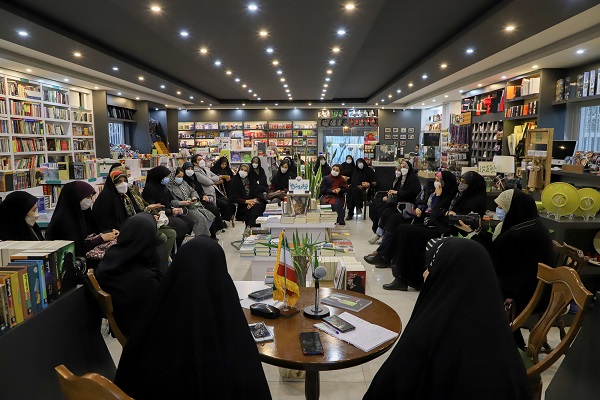 دومین نشست کتابنوش با موضوع گفت&zwnj;وگو درباره کتاب زن در برابر زن