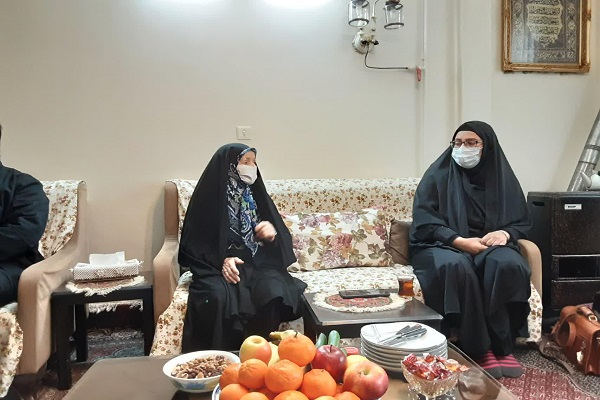 دیدار اعضای جهاد دانشگاهی با مادر شهید صادق خانی نور