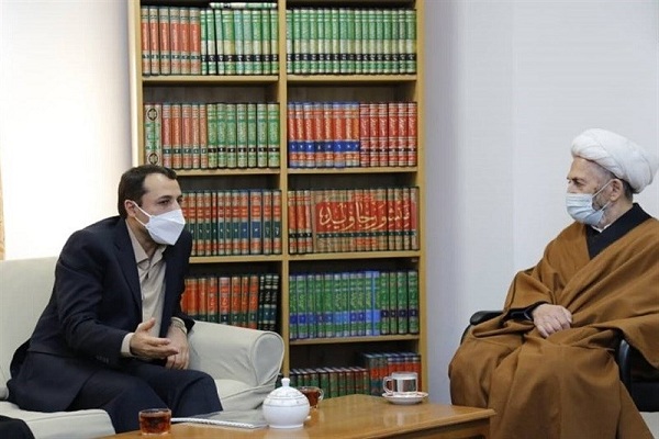 آیت‌الله سبحانی، مرجع تقلید شیعیان و صالح آبادی، رئیس بانک مرکزی