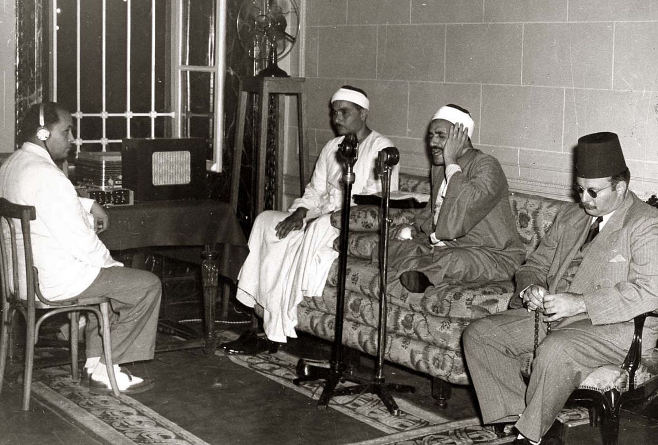 مصطفی اسماعیل با پیراهن سفید درکنار ملک فاروق