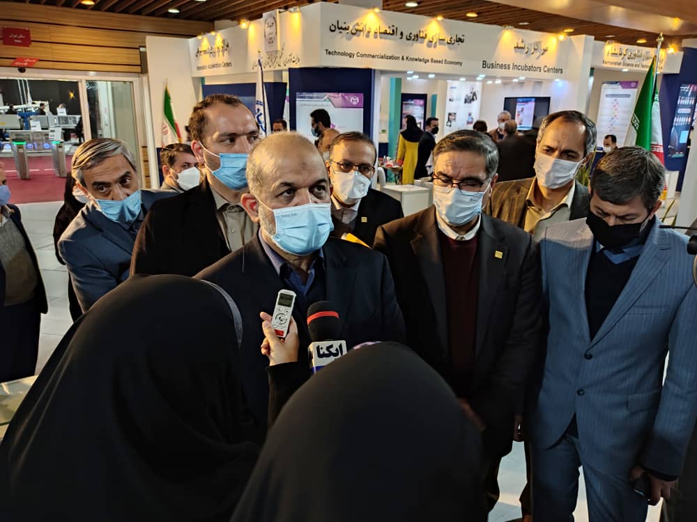بازدید وزیر کشور از غرفه ایکنا در نمایشگاه توانمندی‌ها و دستاوردهای جهاددانشگاهی 1400