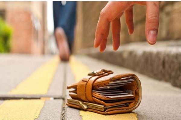 پس دادن کیف پر از پول