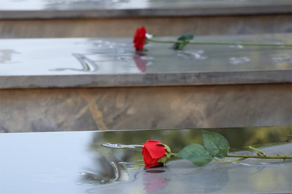 گلزار شهدای رشت گلباران می‌شود