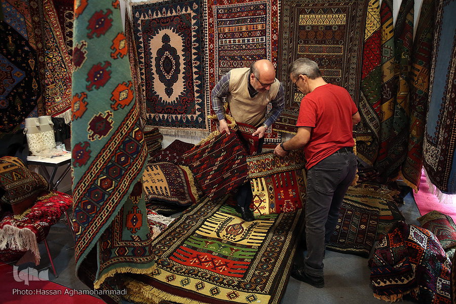 قرآن نفیس کتابت شده رونمایی شد / استقبال از نمایشگاه خوب ولی خرید بسیار پایین بود