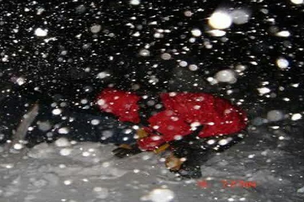 نجات کوهنورد گرفتار در برف و کولاک