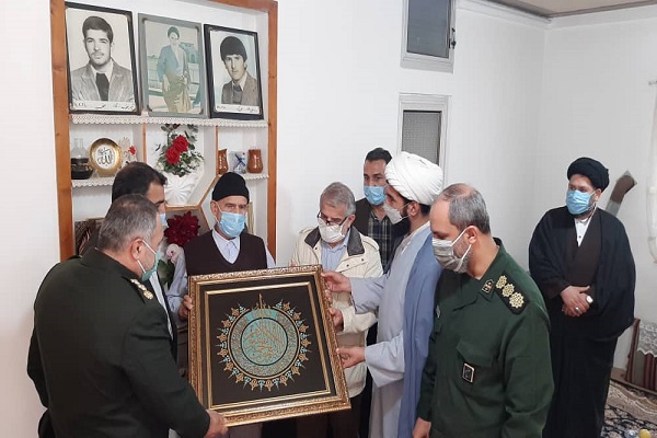 حجت الاسلام گرزین مدیر کل تبلیغات اسلامی گلستان در دیداار با خانواده شهدای انقلاب