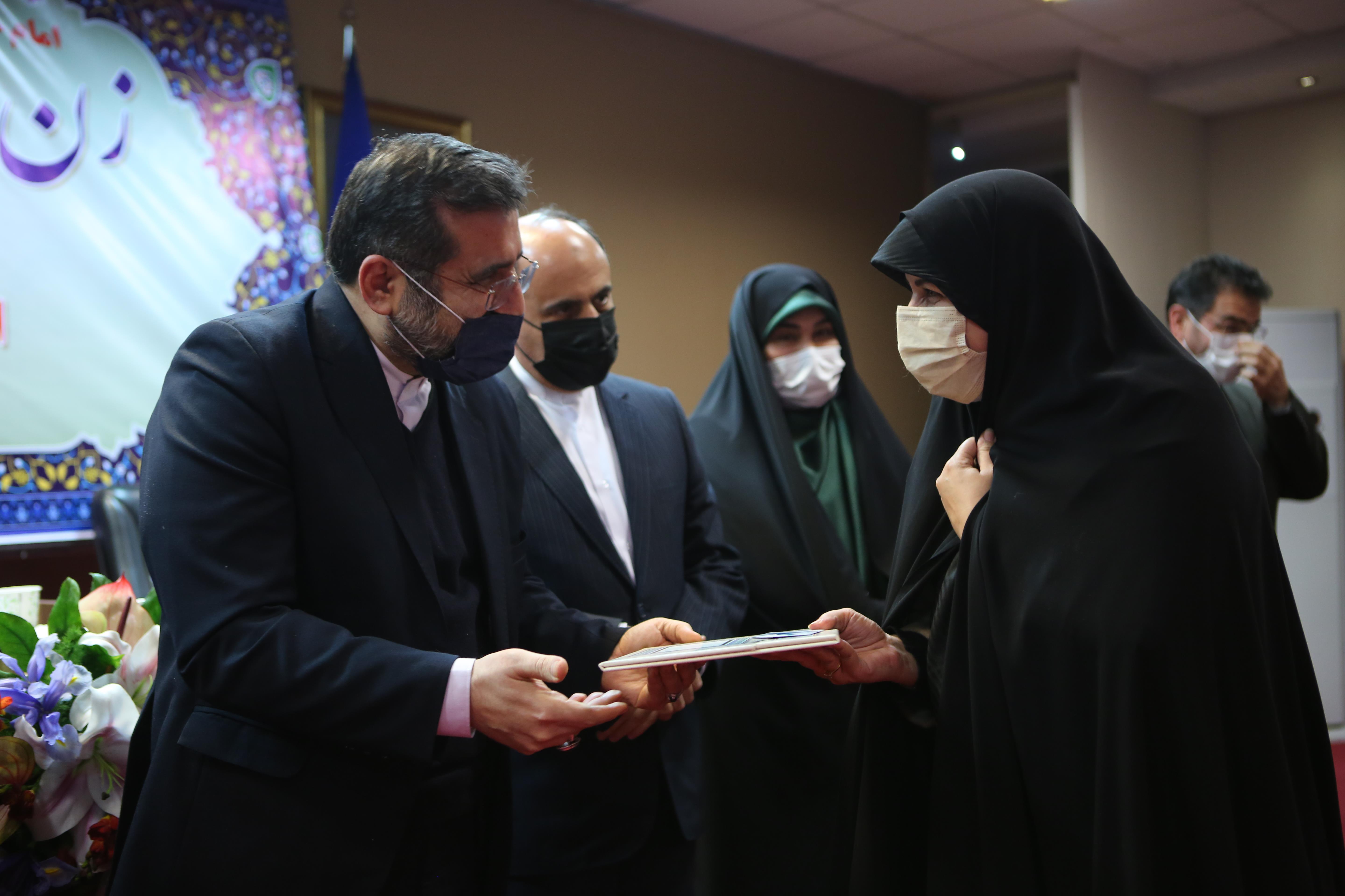 نگاه ما جنسیتی نیست / موظفیم فرصت‌های بیشتر برای بروز استعدادهای جامعه زنان را فراهم آوریم