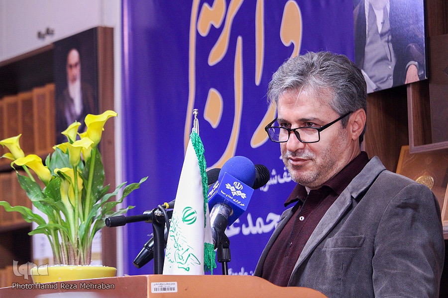 در انتظار عکس/وقتی خوشنویسی در خدمت کتابت قرآن قرار می‌گیرد ارزش آن از حد بیرون است/  هنر خط جزئی از نورانیت قرآن + فیلم