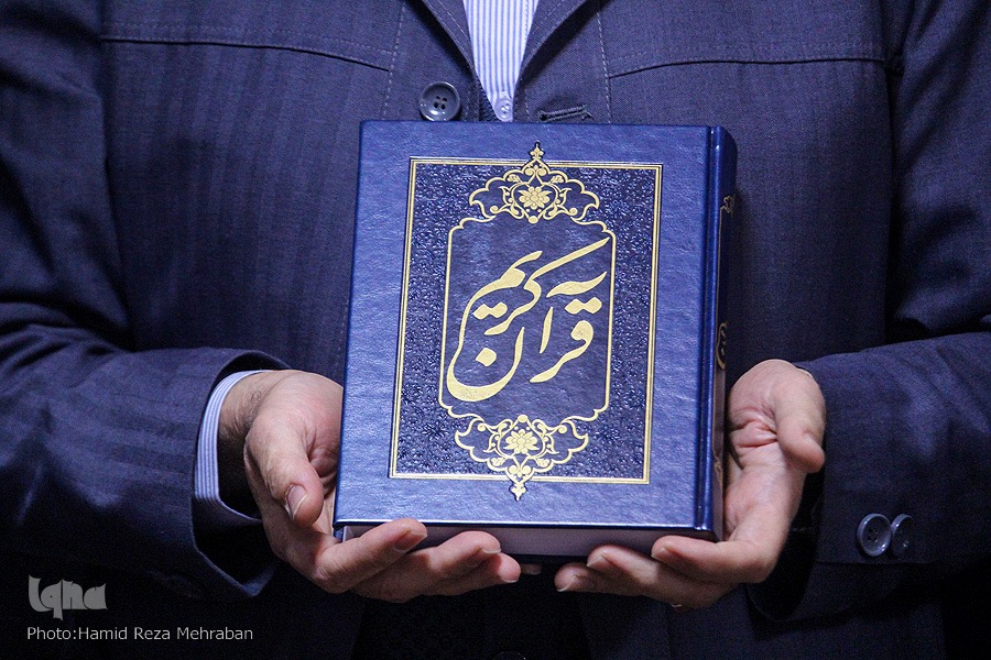 در انتظار عکس/وقتی خوشنویسی در خدمت کتابت قرآن قرار می‌گیرد ارزش آن از حد بیرون است/  هنر خط جزئی از نورانیت قرآن + فیلم