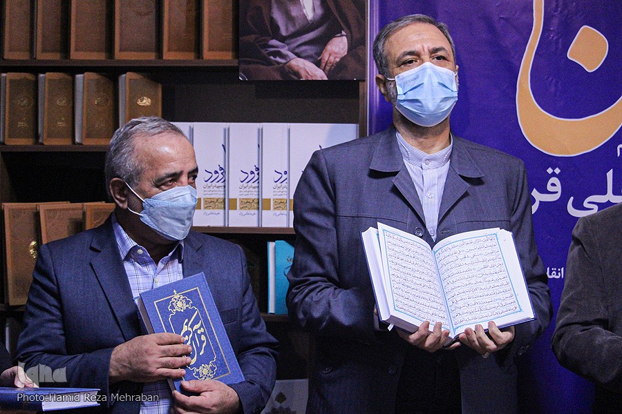 در انتظار عکس/وقتی خوشنویسی در خدمت کتابت قرآن قرار می‌گیرد ارزش آن از حد بیرون است/  هنر خط جزئی از نورانیت قرآن + فیلم