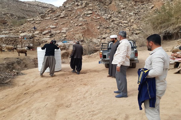 توزیع مخازن هزار لیتری در در روستاهای محروم بخش شهیون دزفول