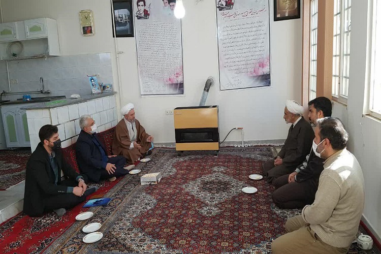 دیدار مسئولان تویسرکان با خانواده شهید عینعلی