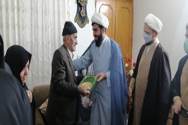 حجت الاسلام عباسعلی گرزین مدیر کل تبلیغات اسلامی در دیدار با خانواده شهید