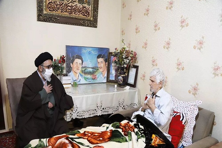 عیادت امام جمعه تبریز با پدر شهیدان اکبرنژاد درخشانی